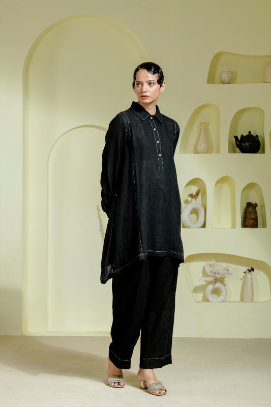 Tunic set features a sharp shirt collar