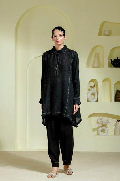 Tunic set features a sharp shirt collar