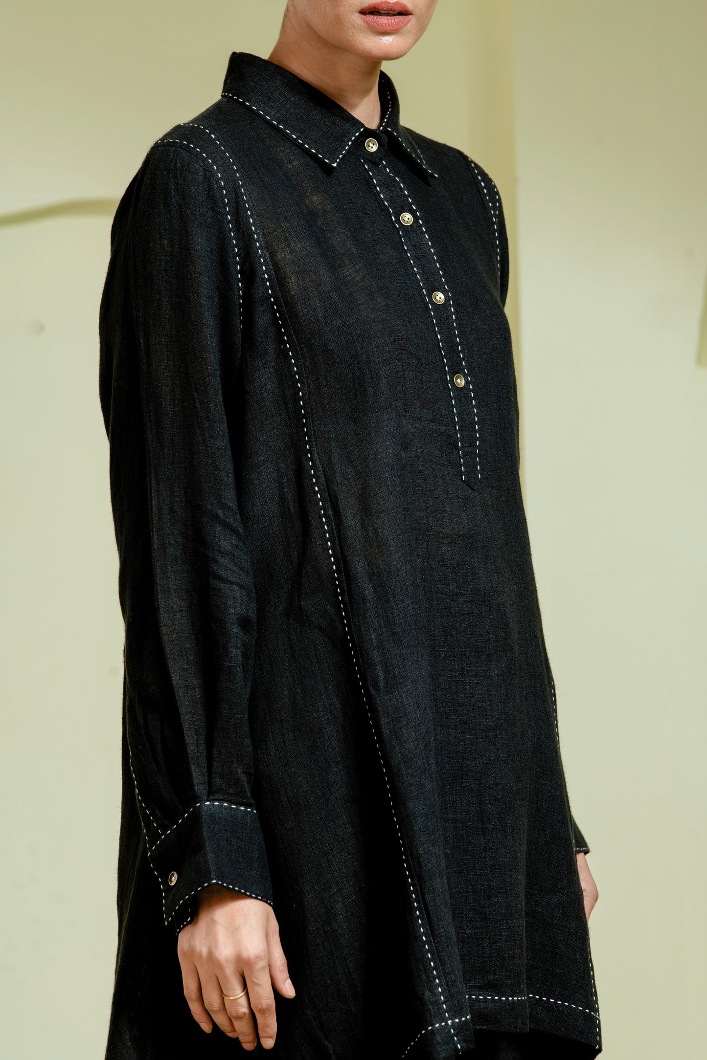 Tunic set features a sharp shirt collar