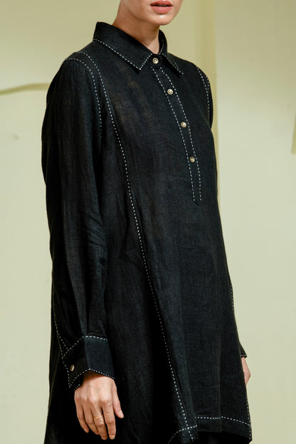 Tunic set features a sharp shirt collar