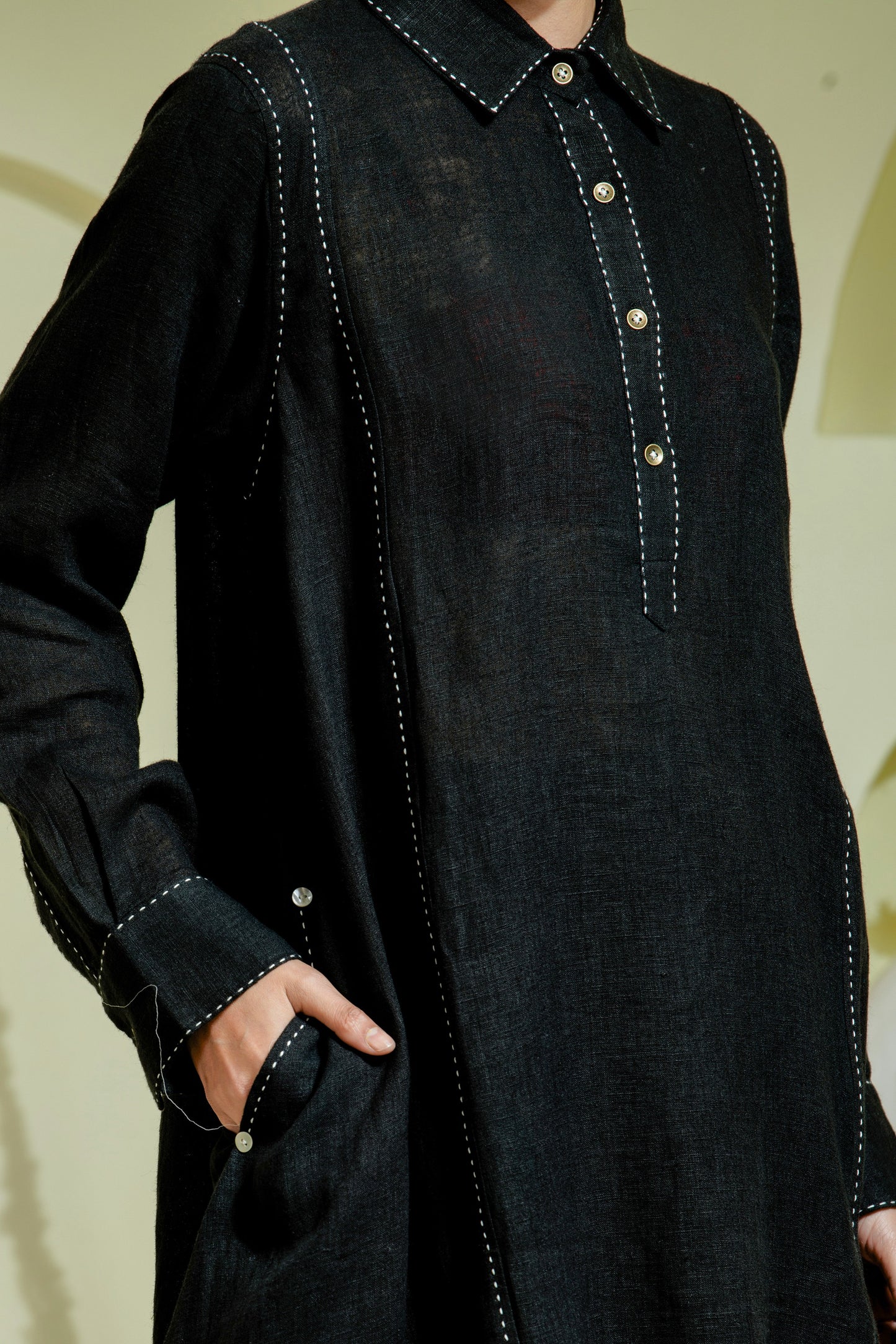 Tunic set features a sharp shirt collar