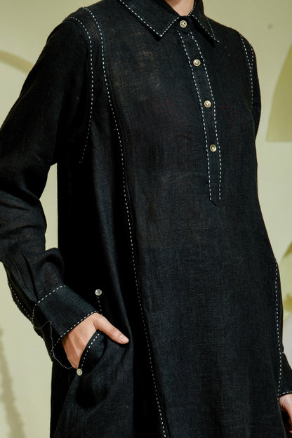 Tunic set features a sharp shirt collar