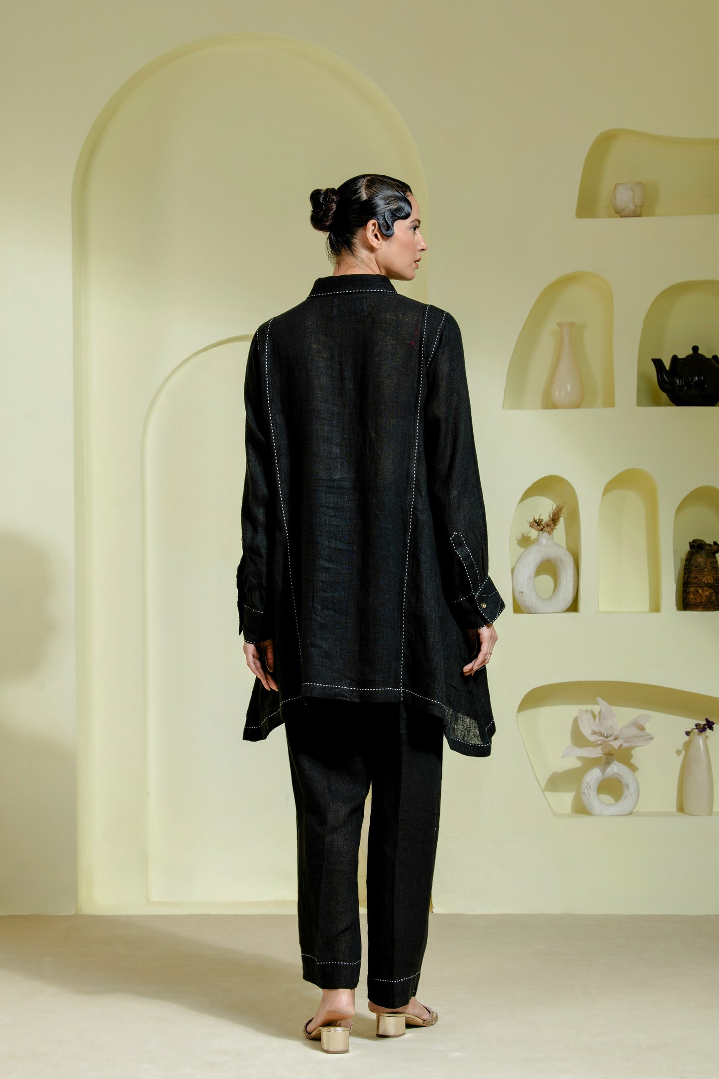 Tunic set features a sharp shirt collar