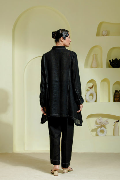 Tunic set features a sharp shirt collar