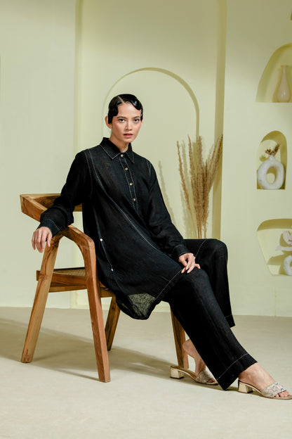 Tunic set features a sharp shirt collar