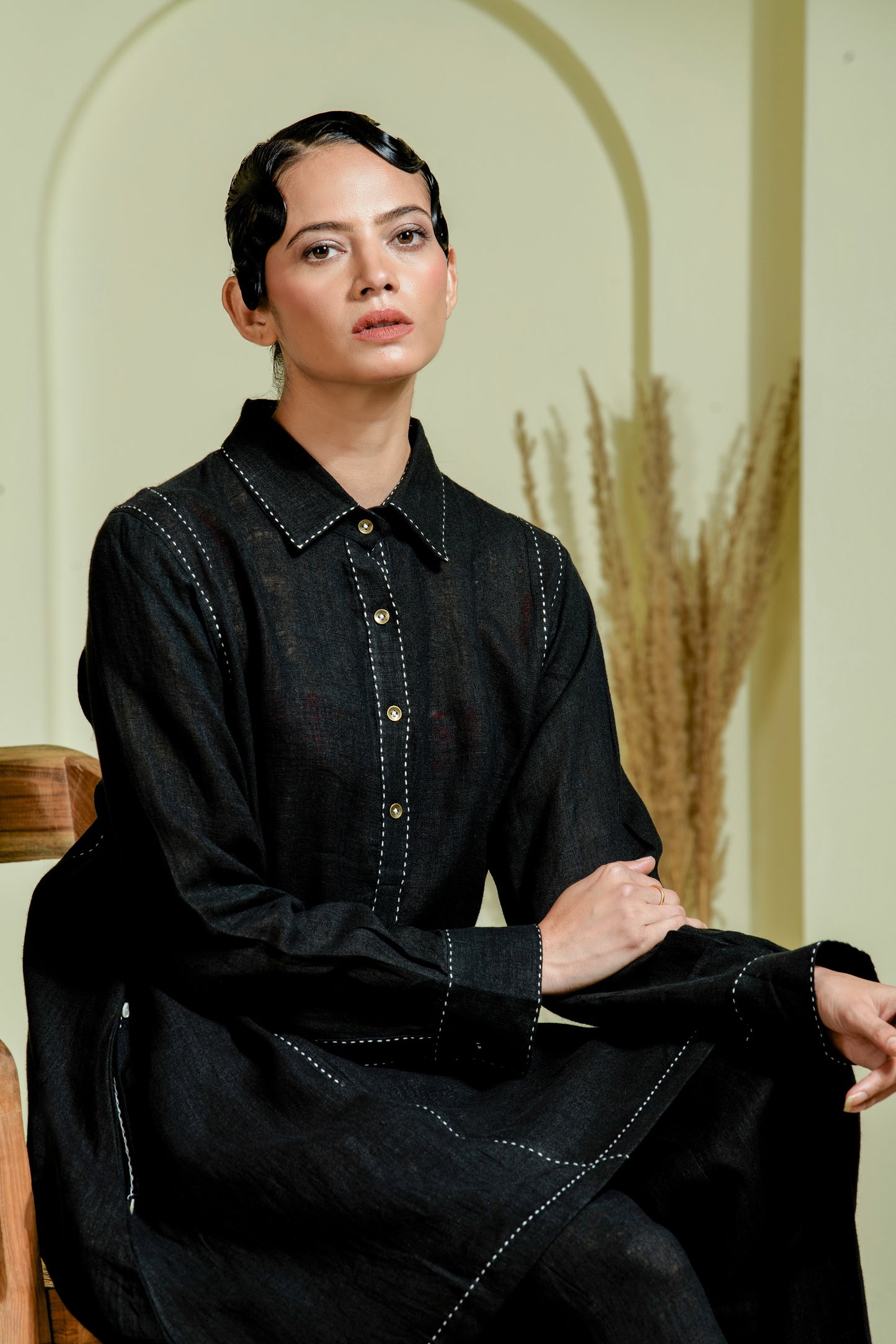 Tunic set features a sharp shirt collar
